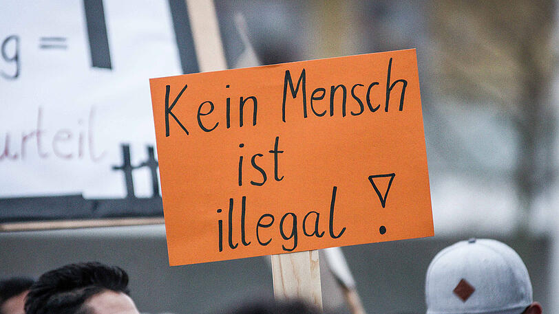Mehrere hundert Menschen demonstrierten während des Besuches von Innenminister Thomas de Maiziere gegen Abschiebungen nach Afghanistan.