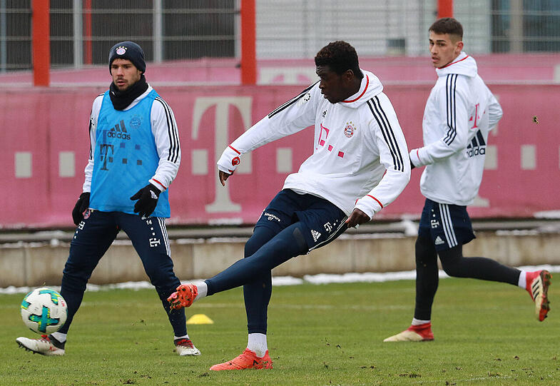 Kwasi Okyere "Otschi" Wriedt ist Deutsch-Ghanaer und steht seit Sommer 2017 beim FC Bayern unter Vertrag. Der 23-Jährige ist Mittelstürmer der Regionalliga-Reserve und feierte sein Profi-Debüt im Oktober 2017 im Pokal-Krimi bei RB Leipzig (6:5 nach Elfmeterschießen).
