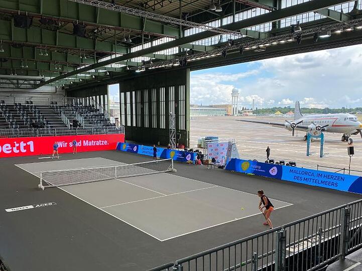 Das zweite Berliner-Tennisturnier findet im Hangar des ehemaligen Flughafens Tempelhof statt.