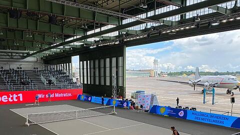 Das zweite Berliner-Tennisturnier findet im Hangar des ehemaligen Flughafens Tempelhof statt.