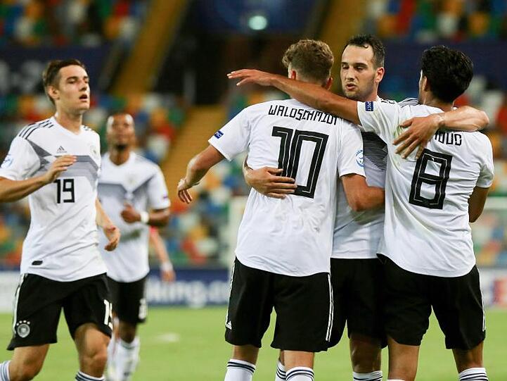 Die deuschen U21-Spieler freuen sich über den gelungenen EM-Auftakt.