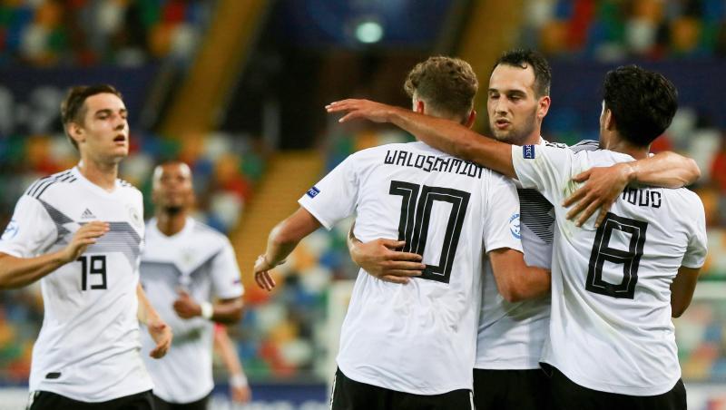 Die deuschen U21-Spieler freuen sich über den gelungenen EM-Auftakt. Die deuschen U21-Spieler freuen sich über den gelungenen EM-Auftakt.