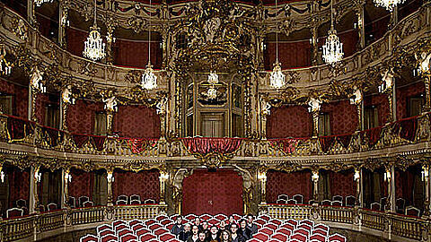 Das Ensemble von &bdquo;idomeneus&ldquo; im Zuschauerraum des renovierten Theaters. Am Sonntag wird das Werk von Roland Schimmelpfennig uraufgeführt.