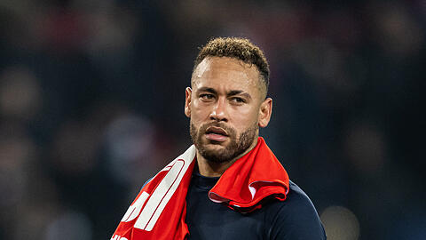 Er muss am Knöchel operiert werden und fällt drei bis vier Monate aus: Paris-Superstar Neymar.