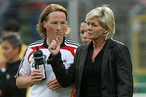 Extra-Training fürs DFB-Team: Melanie Behringer (l.) mit Bundestrainerin Silvia Neid.