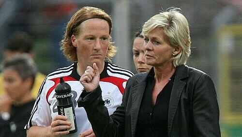 Extra-Training fürs DFB-Team: Melanie Behringer (l.) mit Bundestrainerin Silvia Neid. Extra-Training fürs DFB-Team: Melanie Behringer (l.) mit Bundestrainerin Silvia Neid.