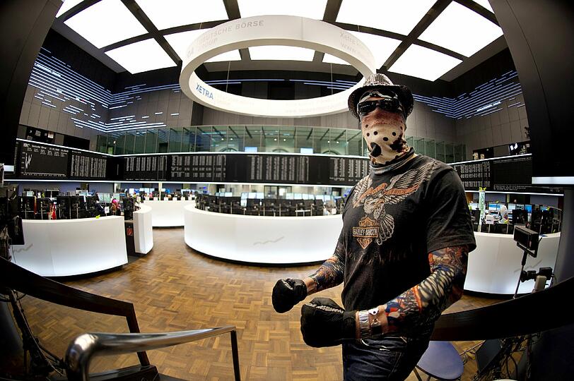 Das Leatherface aus dem Film "Texas Chainsaw Massacre" hat sich eine Hell's-Angels-Kluft übergeworfen, um sich unter die narrischen Banker an der Frankfurter Börse zu mischen.