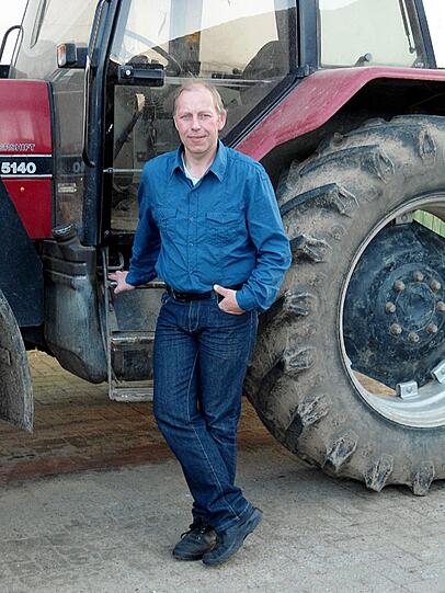 Der 43-jährige Rainer stammt aus dem Landkreis Osnabrück und lebt mit seinem Vater auf einem Hof. Dort zieht er 200 Bullen auf und bewirtschaftet 65 ha Ackerfläche. Das macht er vor allem nach Feierabend und an den Wochenenden, denn hauptberuflich arbeitet Rainer als Maurer. Seit dem Tod seiner Mutter vor zwei Jahren kümmert sich der warmherzige Bauer zusätzlich liebevoll um seinen 83jährigen Vater und den gemeinsamen Haushalt. Unterstützung bekommt er von seinem Zwillingsbruder und dessen Lebensgefährtin, die auch auf dem Hof leben.
Trotz seiner großen Verantwortung und der vielen Arbeit hat Rainer das Lachen nicht verlernt. Der fröhliche Niedersachse liebt sein Leben, aber zum großen Glück fehlt ihm eine liebe Partnerin an seiner Seite: "Ich sehne mich nach Zärtlichkeit, dass mich jemand mal in den Arm nimmt, mir ein Lächeln schenkt, das fehlt mir am meisten." Rainers Herzdame sollte tierlieb, verständnisvoll und nicht größer als 1,75 Meter sein. Außerdem wünscht sich der fröhliche Niedersachse noch eigene Kinder. Seine Zukünftige würde der liebevolle Bauer auf Händen tragen. "Wenn eine Frau mein Herz berührt, dann würde ich ihr jeden Wunsch erfüllen &ndash; mein Leben lang."