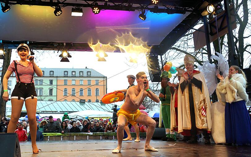 Showacts und Tanz der Marktweiber - hier gibt's die besten Bilder vom Faschingstreiben am Viktualienmarkt.