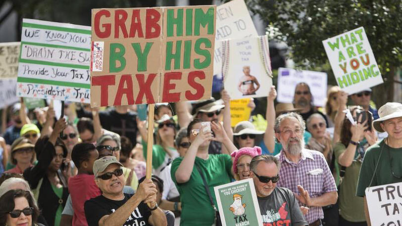 Demonstranten in Houston fordern bei Protestmärschen Trump dazu auf, seine Einkommensteuererklärung offenzulegen.
