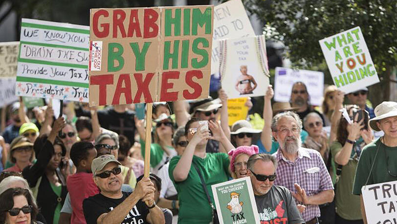 Demonstranten in Houston fordern bei Protestmärschen Trump dazu auf, seine Einkommensteuererklärung offenzulegen. Demonstranten in Houston fordern bei Protestmärschen Trump dazu auf, seine Einkommensteuererklärung offenzulegen.