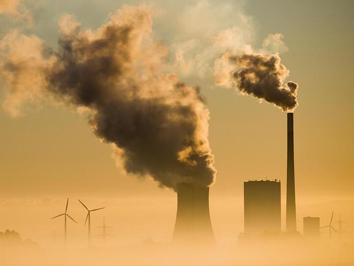Ein CO2-Preis hat das Ziel, klimaschädliche Brennstoffe aus Öl, Erdgas und Kohle zu verteuern, um klimafreundliche Technologien zu fördern.