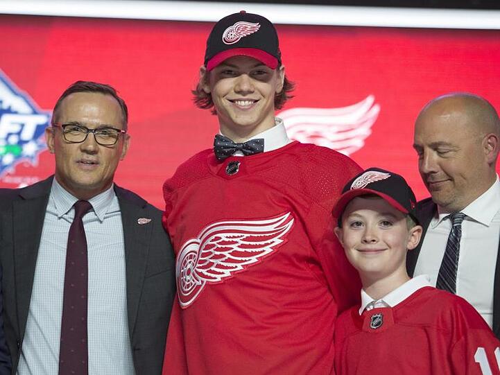 Moritz Seider (2.v.l.) im Trikot der Detroit Red Wings.