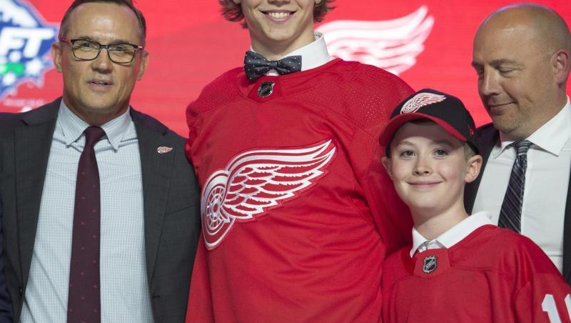Moritz Seider (2.v.l.) im Trikot der Detroit Red Wings. Moritz Seider (2.v.l.) im Trikot der Detroit Red Wings.