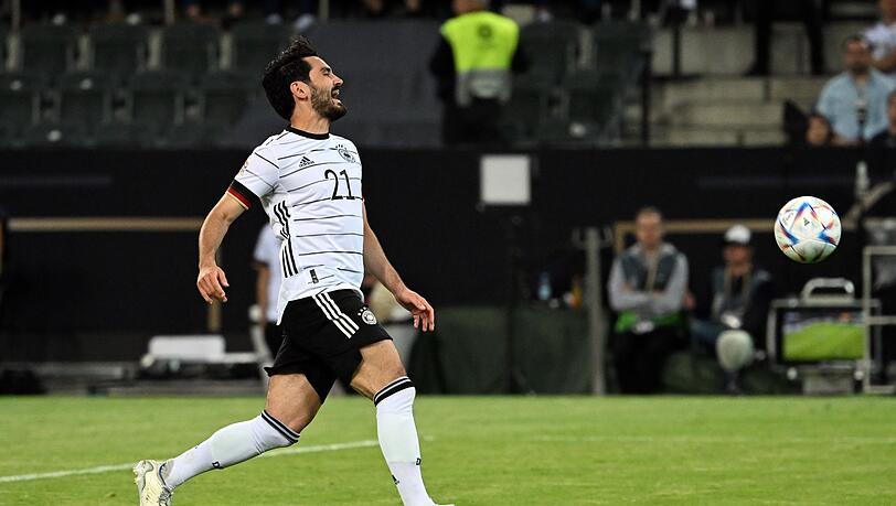 Fußballprofi İlkay Gündogan spielt den Ball.