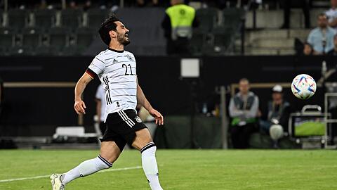Fußballprofi İlkay Gündogan spielt den Ball.