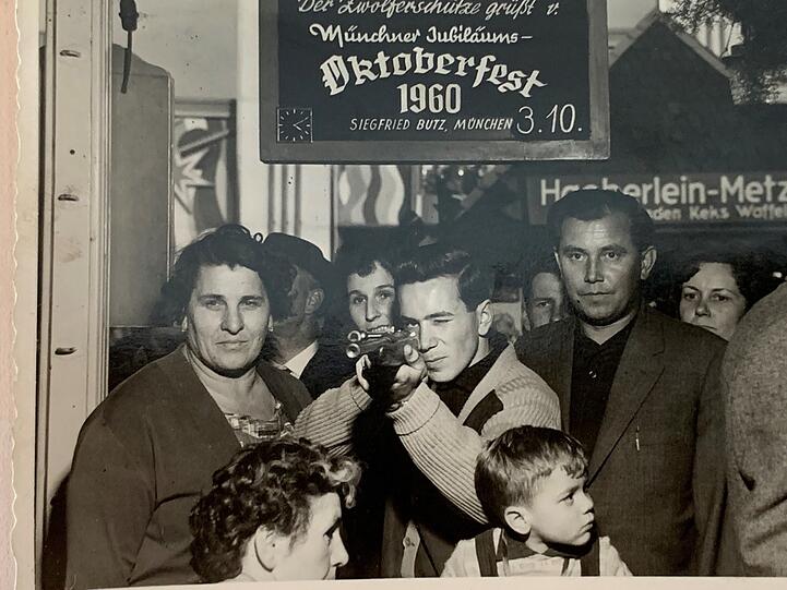 Am 3. Oktober 1960 ist dieses Foto aufgenommen: "Das Bild zeigt meinen Onkel Franz und mich (vorne der Bubi) auf der Wiesn."