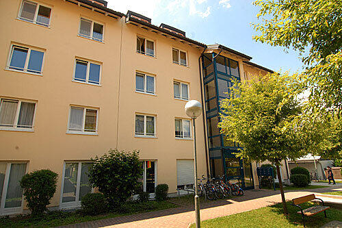 Das geöffnete Fenster im dritten Stock: Von hier aus fiel die Studentin in die Tiefe.