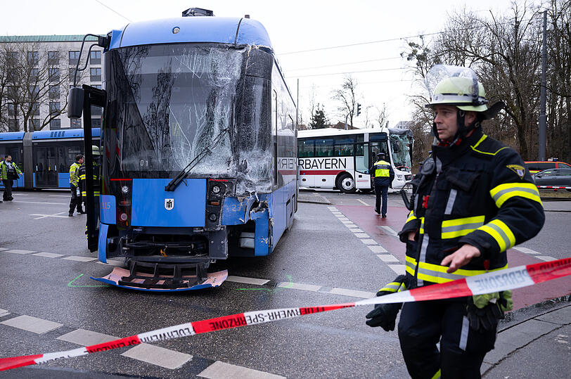 Die Trambahn ist komplett entgleist.