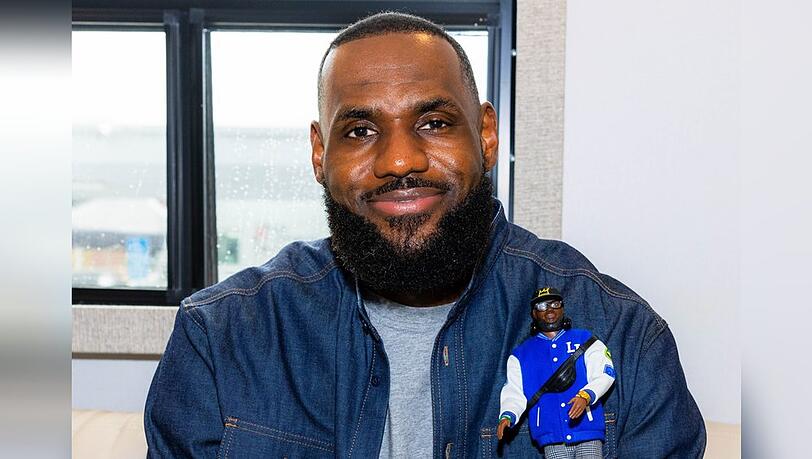 Basketballstar LeBron James gemeinsam mit seiner "Kenbassador"-Puppe.