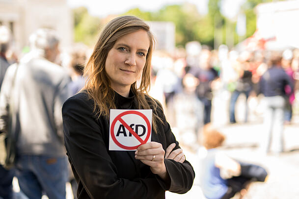 Carmen Wegge (SPD), Bundestagsabgeordnete, hält einen Aufkleber zum Thema AfD-Verbot bei einer Demonstration im Rahmen eines bundesweiten Aktionstags unter dem Motto "Keine Ausreden mehr - AfD-Verbot jetzt!". Carmen Wegge (SPD), Bundestagsabgeordnete, hält einen Aufkleber zum Thema AfD-Verbot bei einer Demonstration im Rahmen eines bundesweiten Aktionstags unter dem Motto "Keine Ausreden mehr - AfD-Verbot jetzt!".