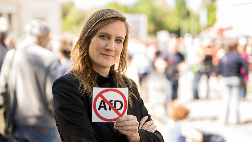 Carmen Wegge (SPD), Bundestagsabgeordnete, hält einen Aufkleber zum Thema AfD-Verbot bei einer Demonstration im Rahmen eines bundesweiten Aktionstags unter dem Motto "Keine Ausreden mehr - AfD-Verbot jetzt!". Carmen Wegge (SPD), Bundestagsabgeordnete, hält einen Aufkleber zum Thema AfD-Verbot bei einer Demonstration im Rahmen eines bundesweiten Aktionstags unter dem Motto "Keine Ausreden mehr - AfD-Verbot jetzt!".