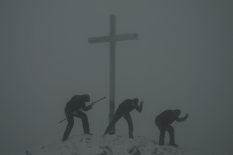 Die Gifpelmosher erklimmen hohe Berge um sie zu bemoshen, denn: &bdquo;Richtig gute Metalmusik ist gigantisch und mystisch &ndash; so wie auch die Berge sind.&ldquo; Die kuriosen Fotos von den Gipfelmoshern.