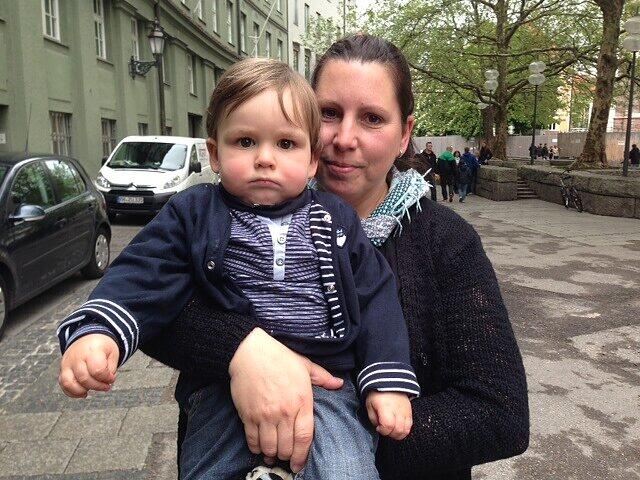 Heilfroh: Mutter Alexandra Rehlen und ihr Bub Gregor. Um ein Haar wäre das Kelinkind erstickt. Ein Polizist reanimierte das Kind.