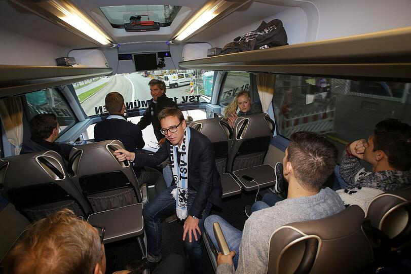 Die offizielle Einweihung des Mannschaftsbusses der Löwen.