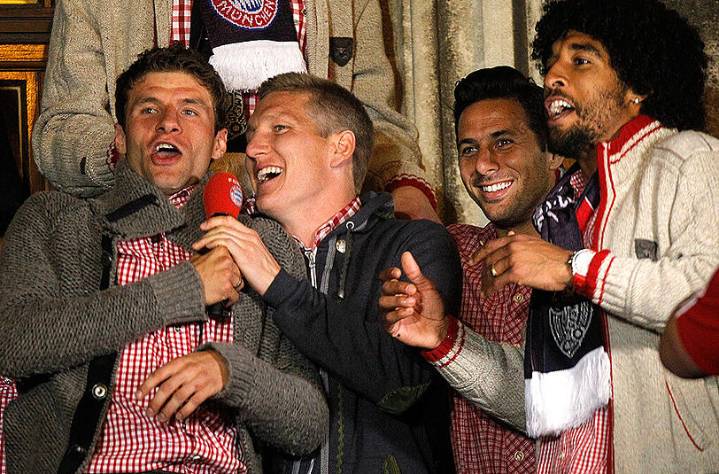 Ein bekanntes Terrain: Claudio Pizarro (2.v.l.) feiert mit den Bayern auf dem Rathaus-Balkon.
