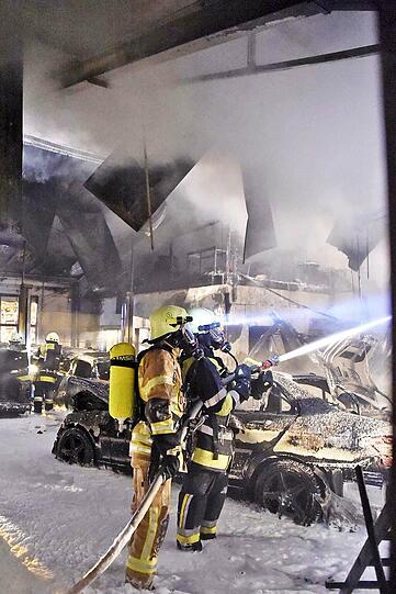 Bei einem Großbrand in einer Luxusautowerkstatt entstand erheblicher Sachschaden.