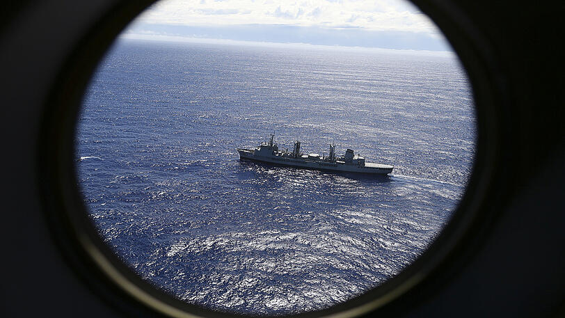 Das Versorgungsschiff HMAS Success der Royal Australian Navy bei einem Sucheineinsatz 2014 nach der vermissten Maschine der Fluggesellschaft Malaysia-Airlines (Flug MH370) im südlichen Indischen Ozean.