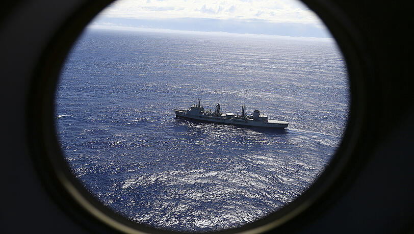 Das Versorgungsschiff HMAS Success der Royal Australian Navy bei einem Sucheineinsatz 2014 nach der vermissten Maschine der Fluggesellschaft Malaysia-Airlines (Flug MH370) im südlichen Indischen Ozean.