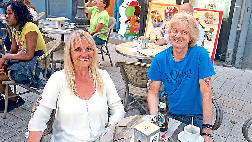 Die Modedesignerin Dragi und der Verkaufsleiter Bernie Wrobel sitzen hier gerne in der Sonne. Die Modedesignerin Dragi und der Verkaufsleiter Bernie Wrobel sitzen hier gerne in der Sonne.