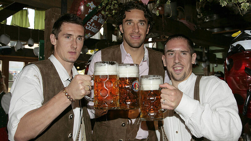 Erster Wiesn-Besuch 2007: Ribéry mit seinen Mannschaftskollegen Miroslav Klose (links) und Luca Toni.