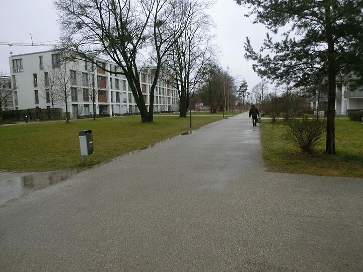 Am Zugang zur Margarethe-Danzi-Straße sammelt sich an Regentagen das Wasser.