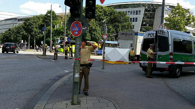 In Neuhausen ist eine Radfahrerin von einem LKW erfasst und tödlich verletzt worden.