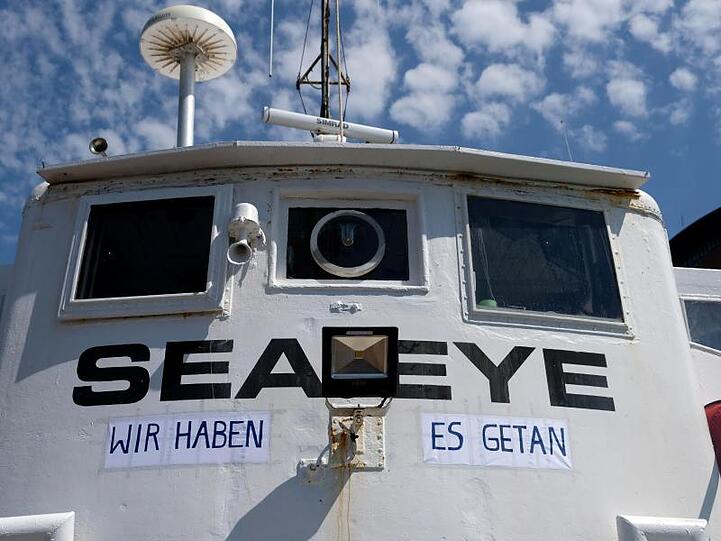 Das Rettungsschiff "Sea-Eye" liegt im Hafen. Foto: Daniel Bockwoldt/Archivbild