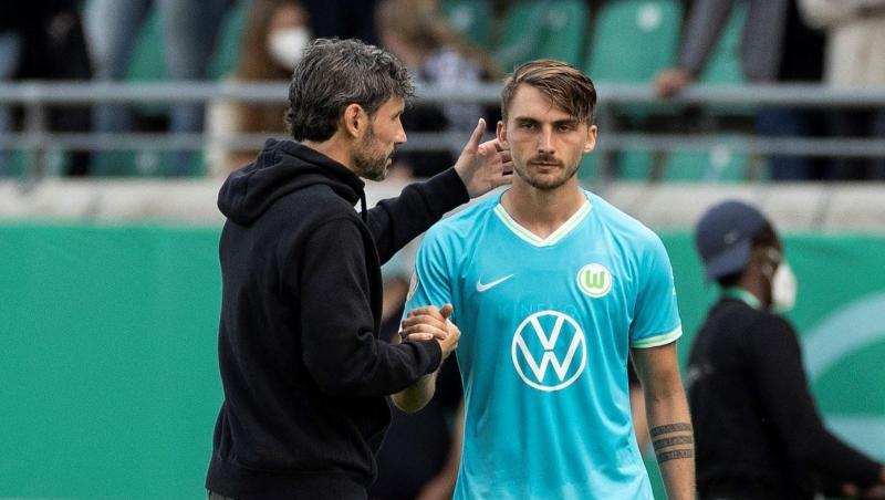 VfL-Trainer Mark van Bommel (l) wechselte in der Verlängerung auch noch weitere drei Spieler ein und vollzog damit insgesamt sechs Wechsel. VfL-Trainer Mark van Bommel (l) wechselte in der Verlängerung auch noch weitere drei Spieler ein und vollzog damit insgesamt sechs Wechsel.