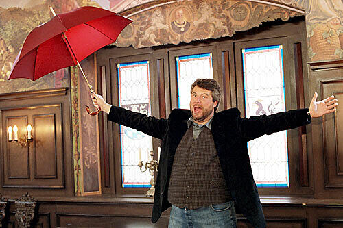 Ein Bürgermeister mit Hang zur Musik: Andi Kaiser (Dieter Fischer) gibt im Ratssaal &bdquo;Singing In The Rain&ldquo;.