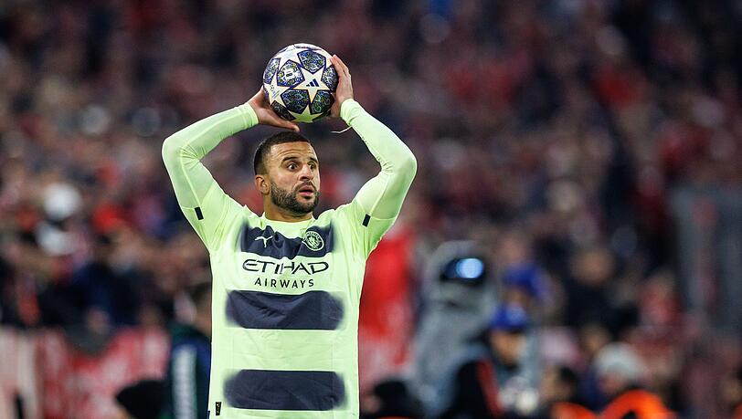 Kyle Walker von Manchester City wirft den Ball ein. Der Engländer wird als Bayern-Zugang gehandelt.