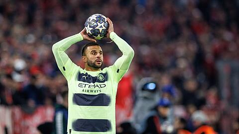 Kyle Walker von Manchester City wirft den Ball ein. Der Engländer wird als Bayern-Zugang gehandelt.