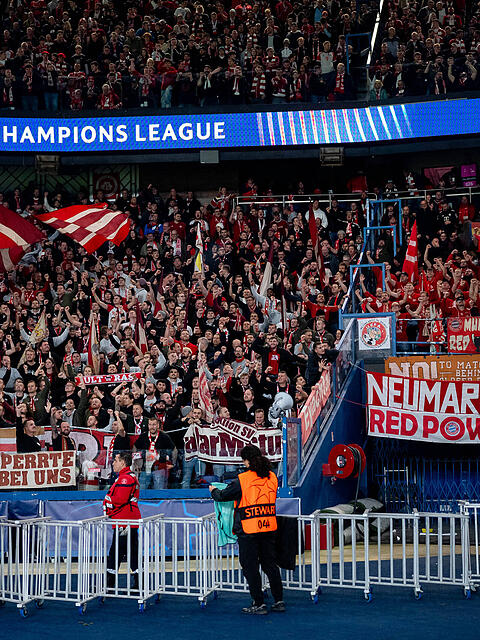 Mussten die Nacht am Ende doch nicht auf dem Stadionparkplatz verbringen: Die Fans des FC Bayern.