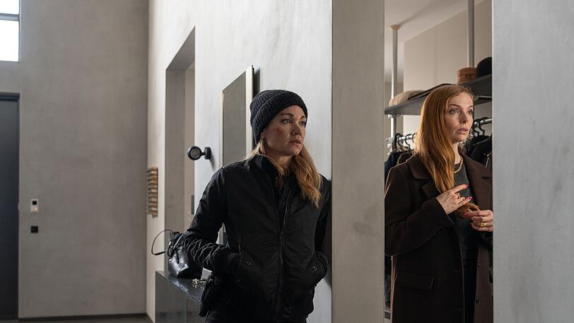 Sarah Kohr (Lisa Maria Potthoff, links) befragt Mira Röver (Pheline Roggan), die Leiterin der Zeitarbeitsfirma. Sarah Kohr (Lisa Maria Potthoff, links) befragt Mira Röver (Pheline Roggan), die Leiterin der Zeitarbeitsfirma.