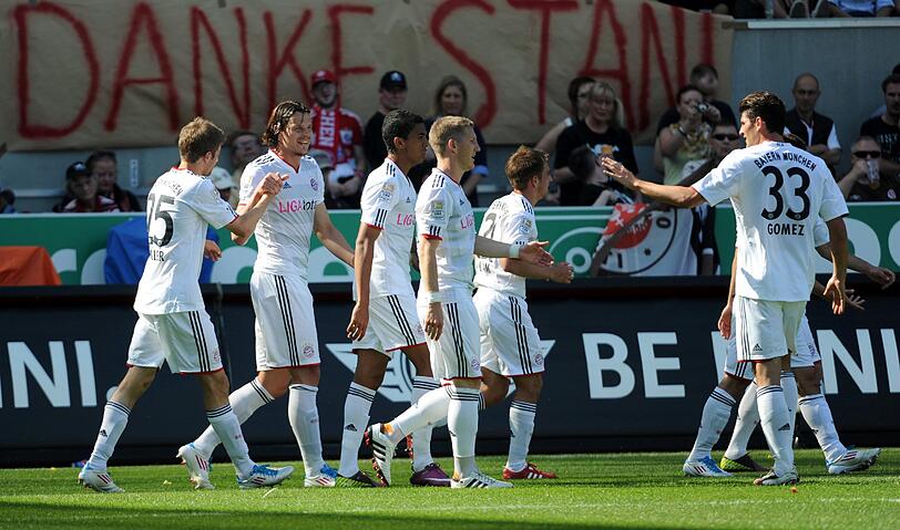 PHILIPP LAHM (5.v.l.): Noch eine Partie fehlt dem Kapitän, dann hat er das komplette Bayern-Programm in dieser Saison absolviert. Bei St. Pauli der Chef; nein, nein kein Chefchen, auf rechts. Note: 3