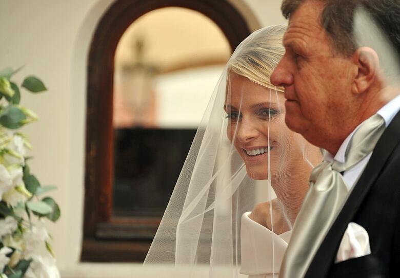 Super-Glücklich strahlt Charlene in die Kamera.