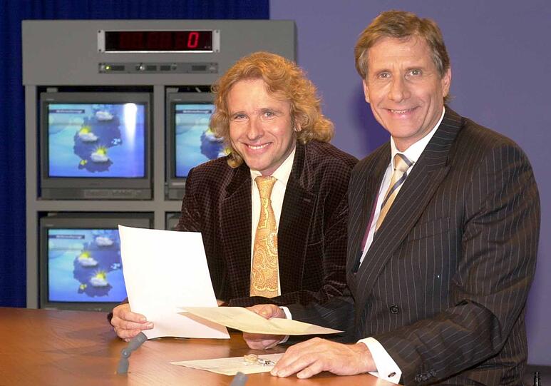 Gegenbesuch bei Wickert: Nach verlorener Saalwette moderiert Gottschalk im Januar 2001 das Wetter in den "Tagesthemen".