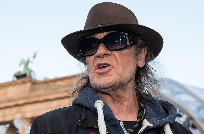 Bei Udo Lindenberg wurde eine Waffe entdeckt. Die Polizei durchsuchte daraufhin seine Räume in seiner Dauerherberge, dem Hamburger Luxus-Hotel "Atlantic".