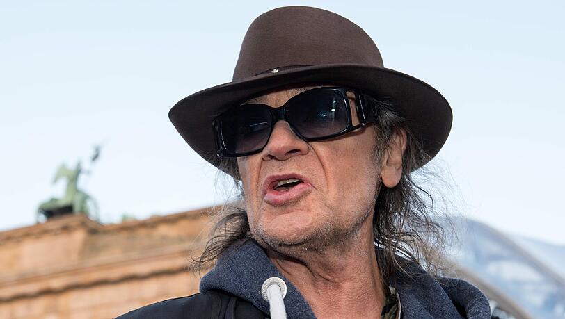 Bei Udo Lindenberg wurde eine Waffe entdeckt. Die Polizei durchsuchte daraufhin seine Räume in seiner Dauerherberge, dem Hamburger Luxus-Hotel "Atlantic". Bei Udo Lindenberg wurde eine Waffe entdeckt. Die Polizei durchsuchte daraufhin seine Räume in seiner Dauerherberge, dem Hamburger Luxus-Hotel "Atlantic".
