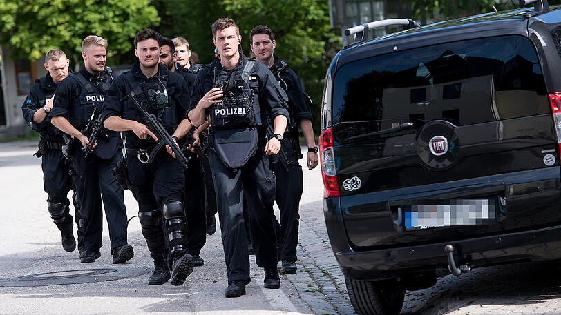 Der 37-jährige Täter wurde mittlerweile gefasst. Die Polizei hat das Gebiet um den S-Bahnhof großräumig abgesperrt.